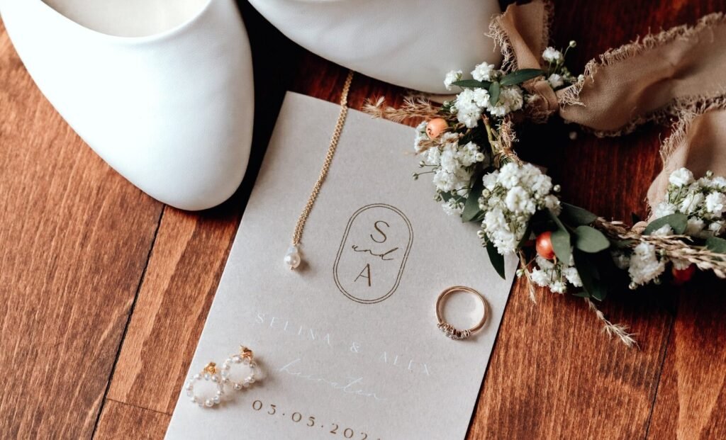 Flatlay mit dem Schmuck - und Blumendetails der Braut