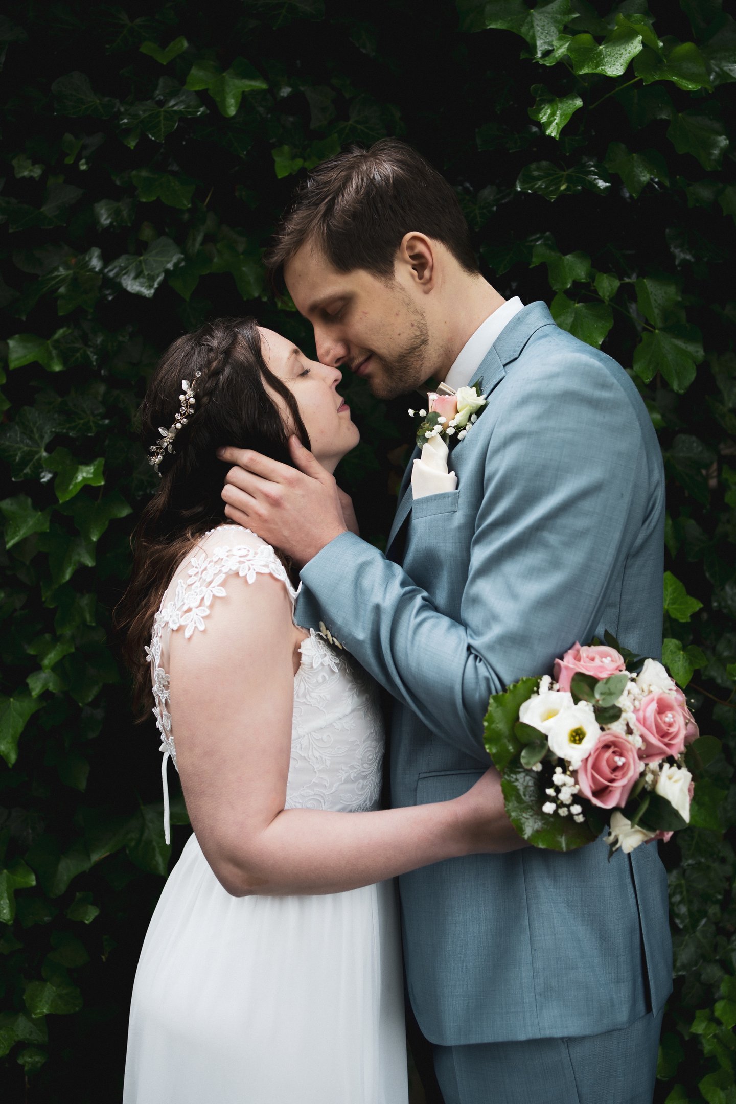 Brautpaar geschlossene Augen sinnlich und authentisch – Hochzeitsfotografie UMKA WEDDINGS