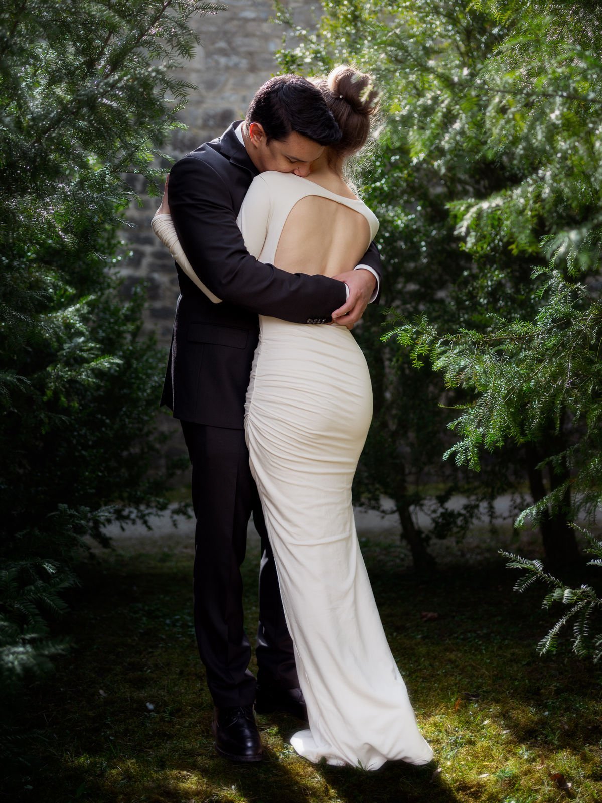 Hochzeitsfoto vom Hochzeitspaar, halten sich sinnlich im Arm inmitten eines Schlossparks